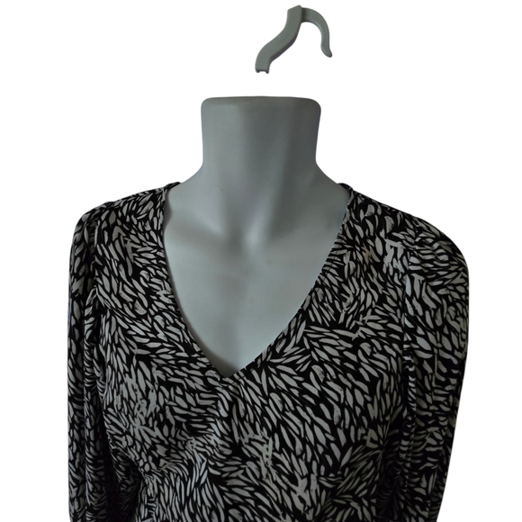Vince Camuto Black and White Leaf Print Blouse - Picture 8 of 9